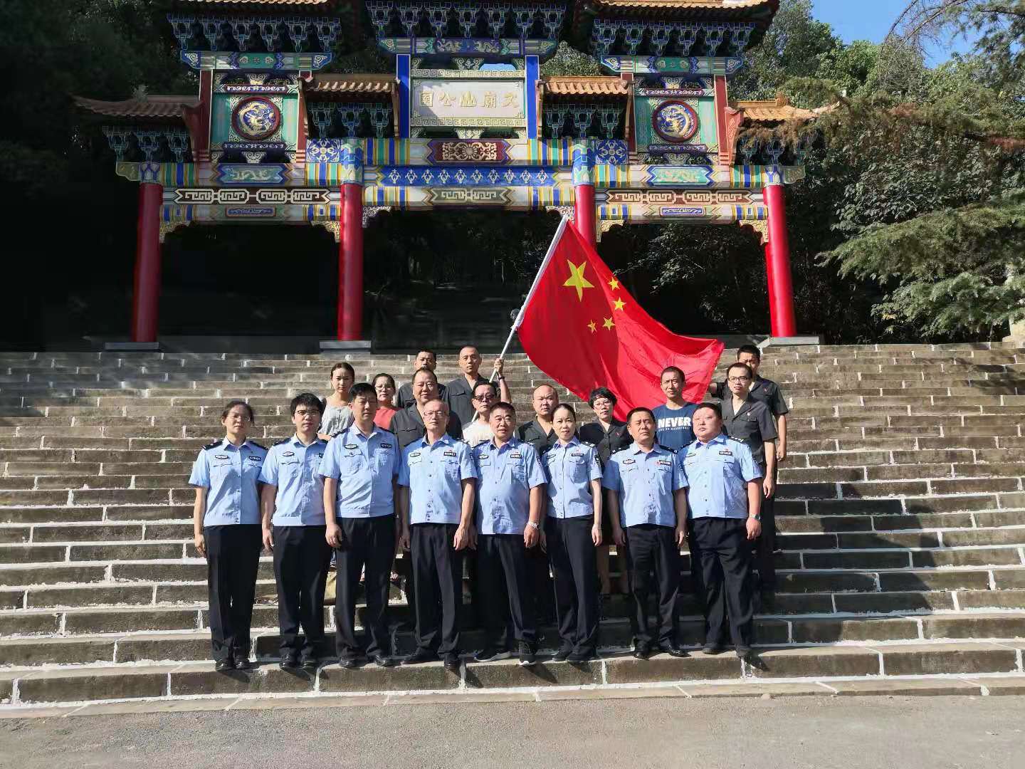 2019年9月30日，嘉鱼县人民法院第三支部全体党员赴文庙山烈士陵园开展缅怀先烈活动.jpg