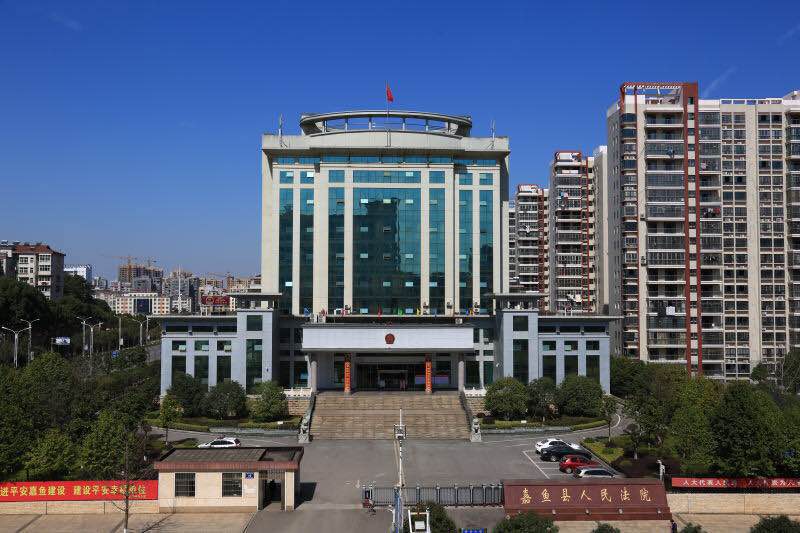 法院大楼证件照.jpg